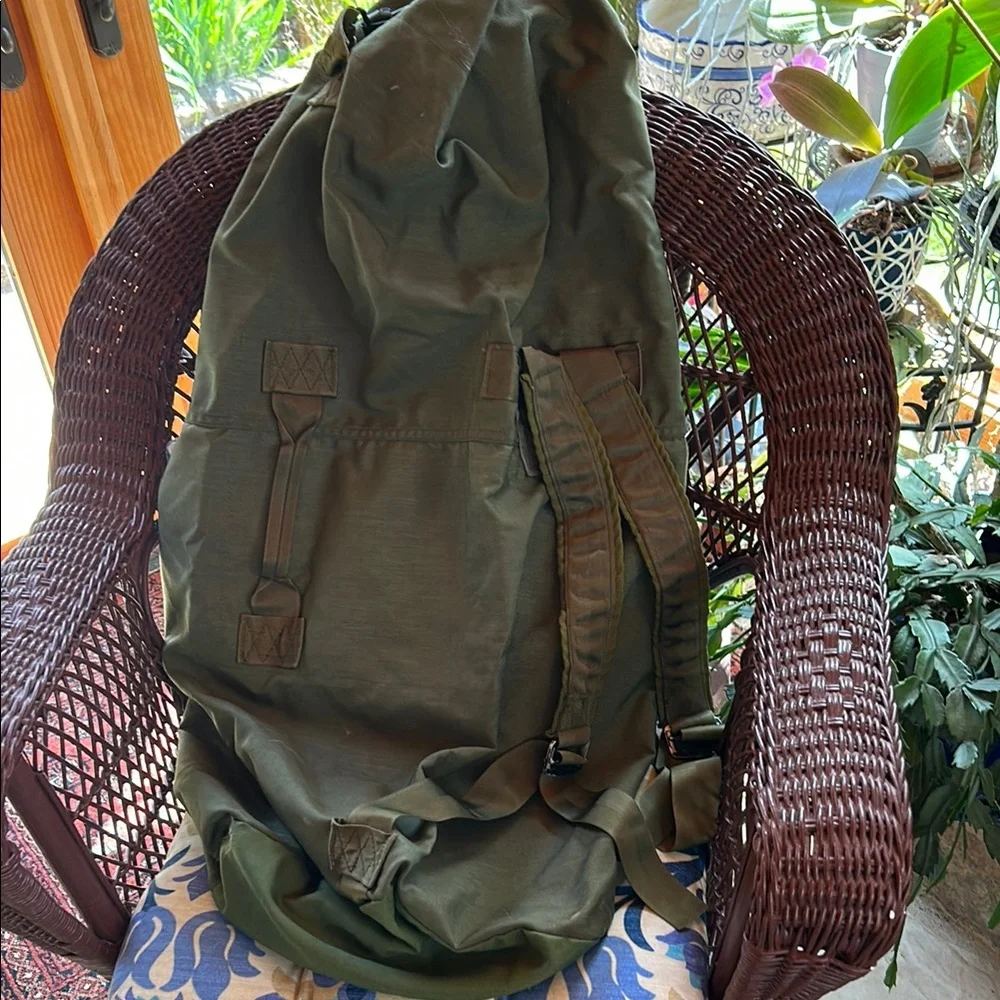 Duffle Bag; Armed Services; Green; with Shoulder Straps; in Excellent Condition